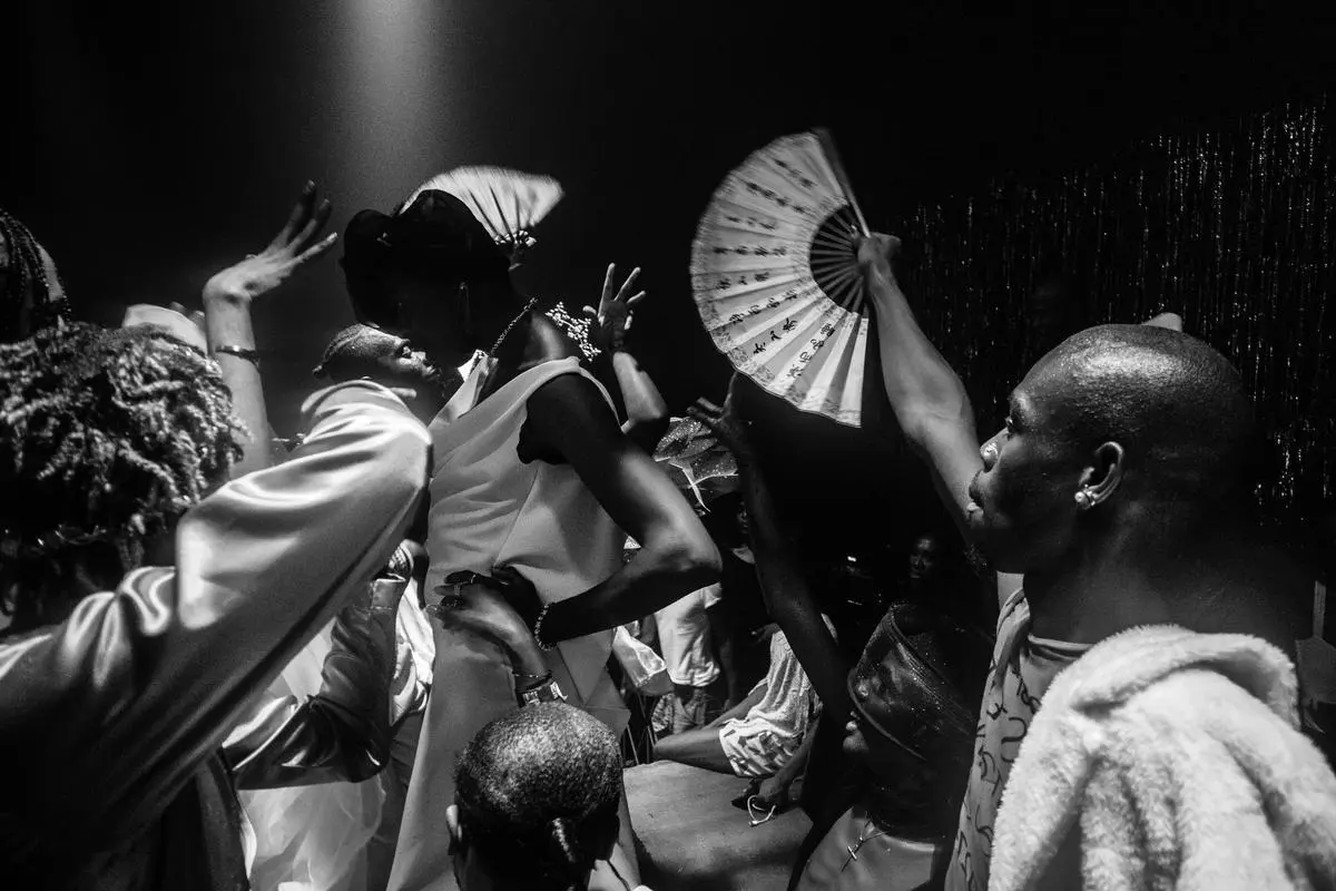 „Mother Moves, House Approves“.